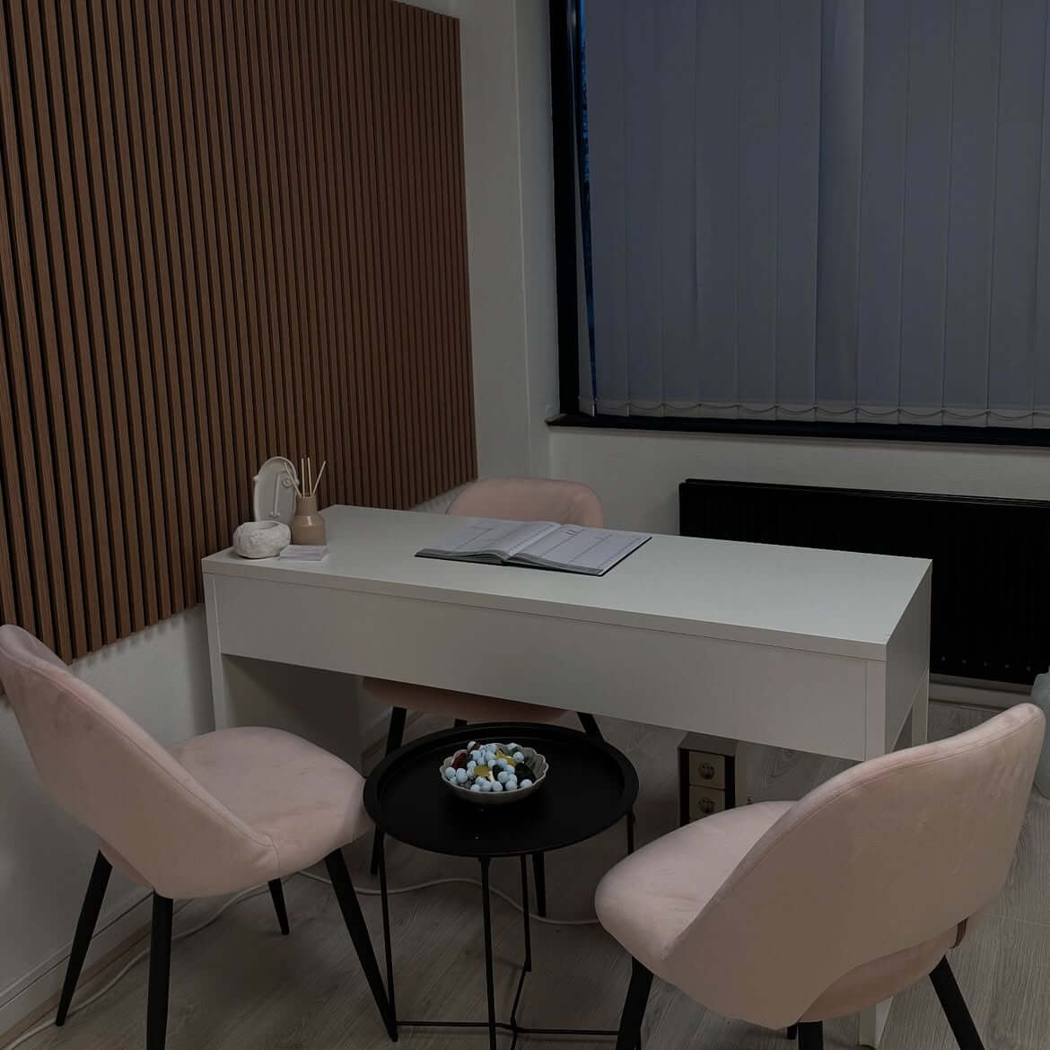 Intaketafel met roze stoelen in de praktijk van Let's Laser in Dordrecht
